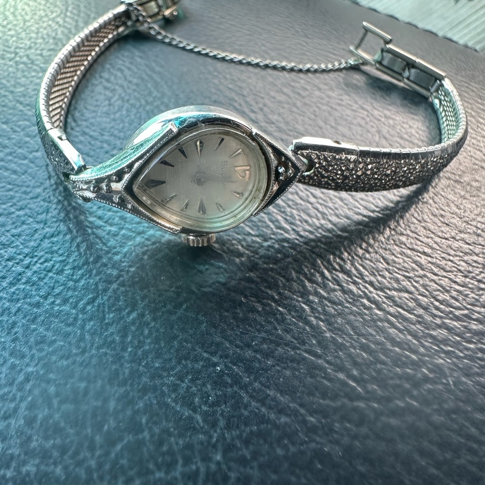 Elegant Silver Watch with Textured Band